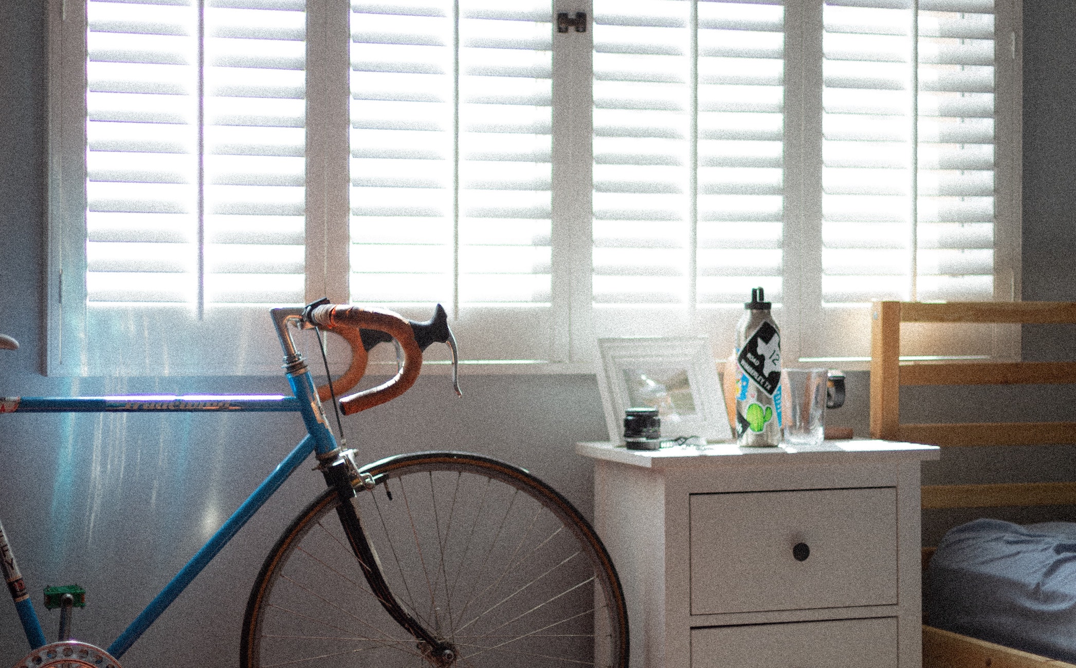 árnyékolás a szobában és bicikli